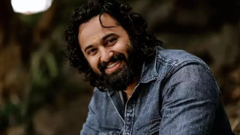 അവളെന്റെ ചെകിട്ടത്തടിച്ചത് കണ്ടാ’എന്ന് ഉണ്ണി മുകുന്ദൻ; ദേഷ്യം വന്നെന്ന് ആരാധിക