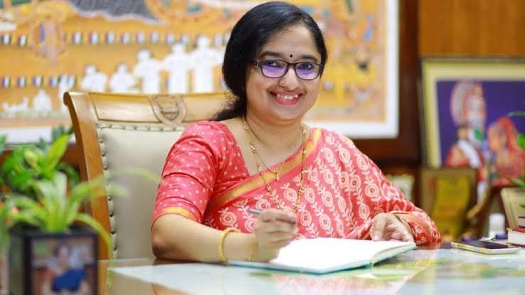 ‘നന്മയുള്ളവരെക്കുറിച്ച് നാലാളോട് പറയാന്‍ പ്രയാസം വേണ്ട’; മറുപടിയുമായി ദിവ്യ എസ് അയ്യര്‍