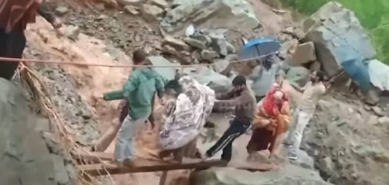 ജമ്മു കശ്മീരിൽ മണ്ണിടിച്ചിലിൽ മൂന്ന് മരണം; 100ൽ അധികം ആളുകളെ രക്ഷപ്പെടുത്തി