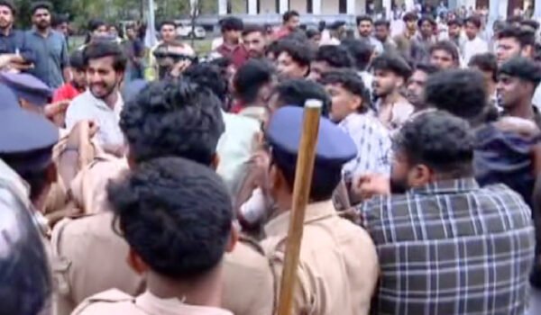 കേരള സർവകലാശാല ആസ്ഥാനത്ത് എസ്എഫ്ഐ-കെഎസ്‌യു സംഘർഷം; പൊലീസ് ലാത്തിവീശി