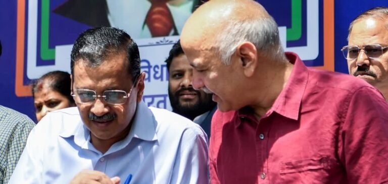 ആംആദ്മി പാര്‍ട്ടിയ്ക്ക് തിരിച്ചടി; മുകേഷ് ഗോയലിന്റെ നേതൃത്വത്തില്‍ 13 കൗണ്‍സിലര്‍മാര്‍ പാര്‍ട്ടി വിട്ടു
