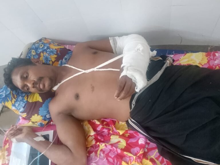 ബൈക്കുകാരനെ തടഞ്ഞുനിർത്തി അടിച്ചു വീഴ്ത്തി, എടുക്കാതെ പോലീസ് 
