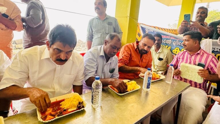 മത്സ്യതൊഴിലാളികൾക്ക് ഐക്യദാർഢ്യവുമായി കെ.സി വേണുഗോപാൽ :കടൽ സദ്യയൊരുക്കി ആലപ്പാട് ഗ്രാമ പഞ്ചായത്ത്