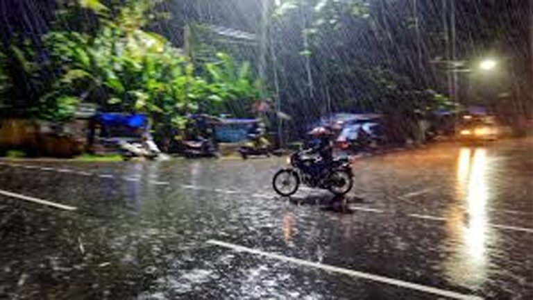 തിരുവനന്തപുരത്ത് ശക്തമായ കാറ്റും മഴയും; അടുത്ത മൂന്ന് മണിക്കൂർ റെഡ് അലേർട്ട്, ജാഗ്രതാ നിർദേശം
