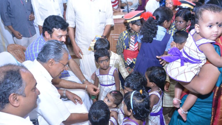 പിറന്നാള്‍ ദിനത്തില്‍ പത്തനാപുരം ഗാന്ധിഭവനില്‍ സദ്യയൊരുക്കി മുഖ്യമന്ത്രി