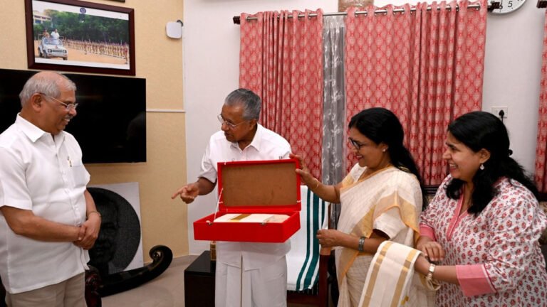 മുഖ്യമന്ത്രിക്ക് ജന്മദിന ആശംസ നേര്‍ന്ന് ഗവര്‍ണര്‍; നിലവിളക്ക് അടക്കം കൈനിറയെ സമ്മാനങ്ങളും