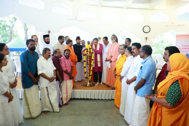 മതത്തിന്റെ അര്‍ത്ഥമറിയാന്‍ നവജ്യോതി കരുണാകര ഗുരുവിന്റെ സന്ദേശം ഉള്‍ക്കൊളളണം- ഡോ. ശശി തരൂര്‍ എം.പി