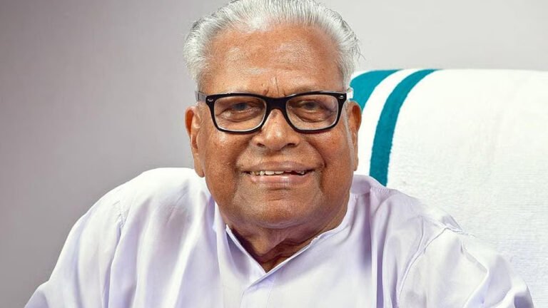 മുൻ മുഖ്യമന്ത്രി വി എസ് അച്യുതാനന്ദനെ ഹൃദയാഘാതത്തെത്തുടർന്ന് ആശുപത്രിയിൽ