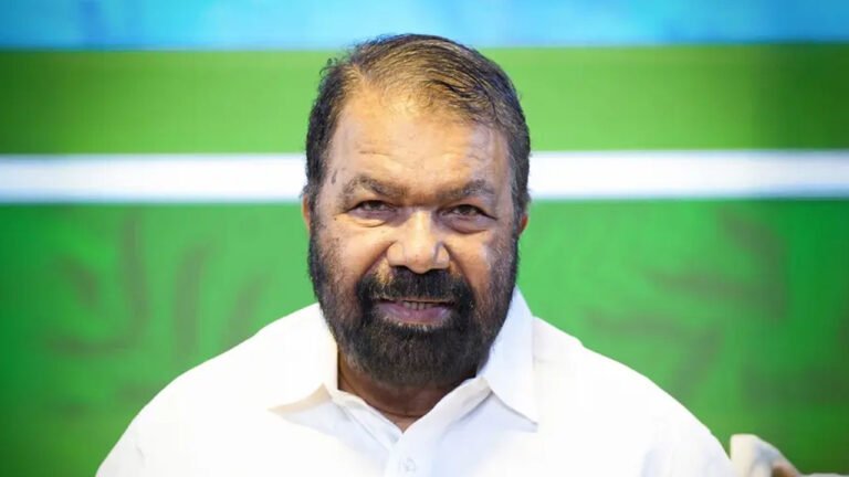 ഭാരതാംബ ചിത്രം വെച്ചതിൽ പ്രതിഷേധിച്ച് മന്ത്രി വി ശിവൻകുട്ടി ഇറങ്ങിപ്പോയി