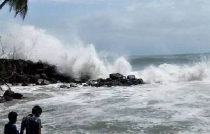 കേരള തീരത്ത് ഉയര്‍ന്ന തിരമാല ജാഗ്രത നിര്‍ദേശം; കടലാക്രമണത്തിന് സാധ്യത