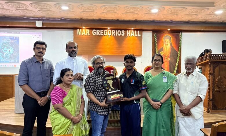 മാര് ഇവാനിയോസ് കോളേജിലെ സുവോളജി പി.ജി & റിസര്ച്ച് വിഭാഗം സംഘടിപ്പിച്ച ലാല് കൃഷ്ണ മെമ്മോറിയല് ഇന്റര് കോളേജിയറ്റ് പോസ്റ്റര് നിര്മ്മാണ മത്സരത്തില് ഒന്നാംസ്ഥാനം നേടിയ സനല് കുമാര് കെ.എസിന് എവര്റോളിംഗ് ട്രോഫി കാര്ട്ടൂണിസ്റ്റ് കെ. ഉണ്ണികൃഷ്ണന് സമ്മാനിക്കുന്നു.